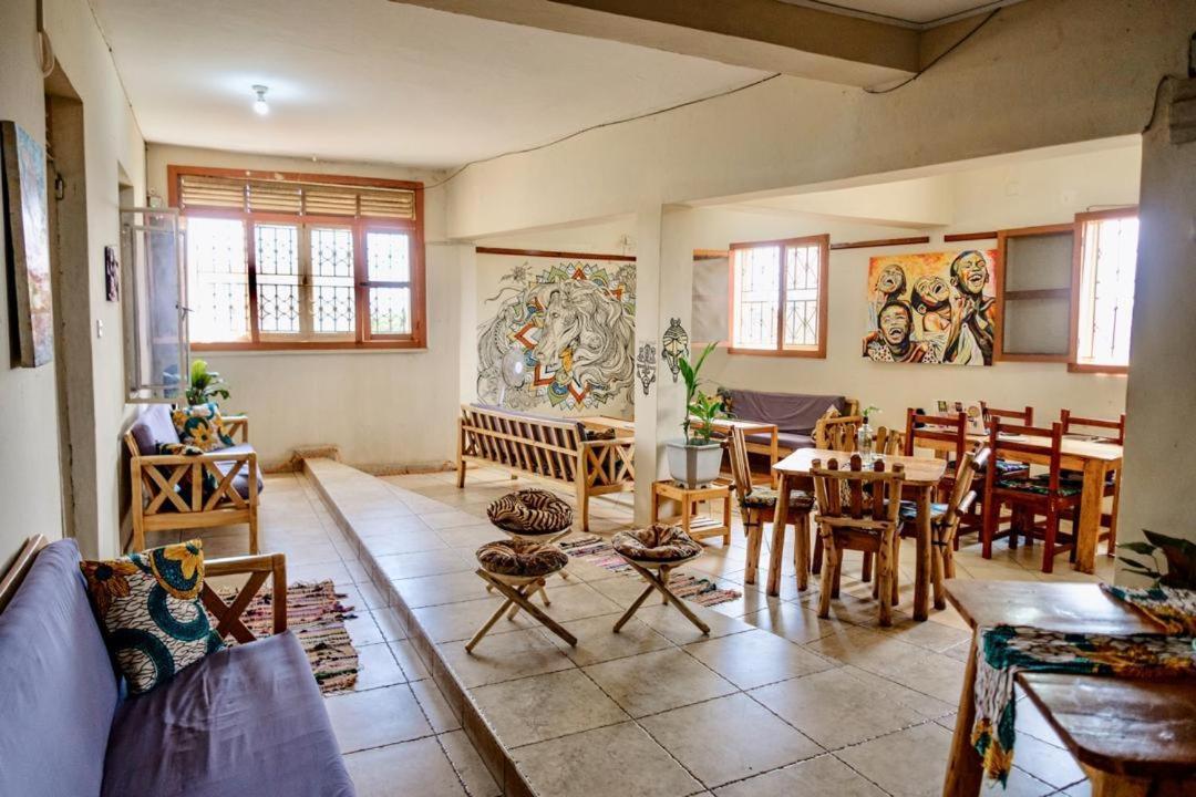 The Five Horsemen Hostel Kampala Luaran gambar
