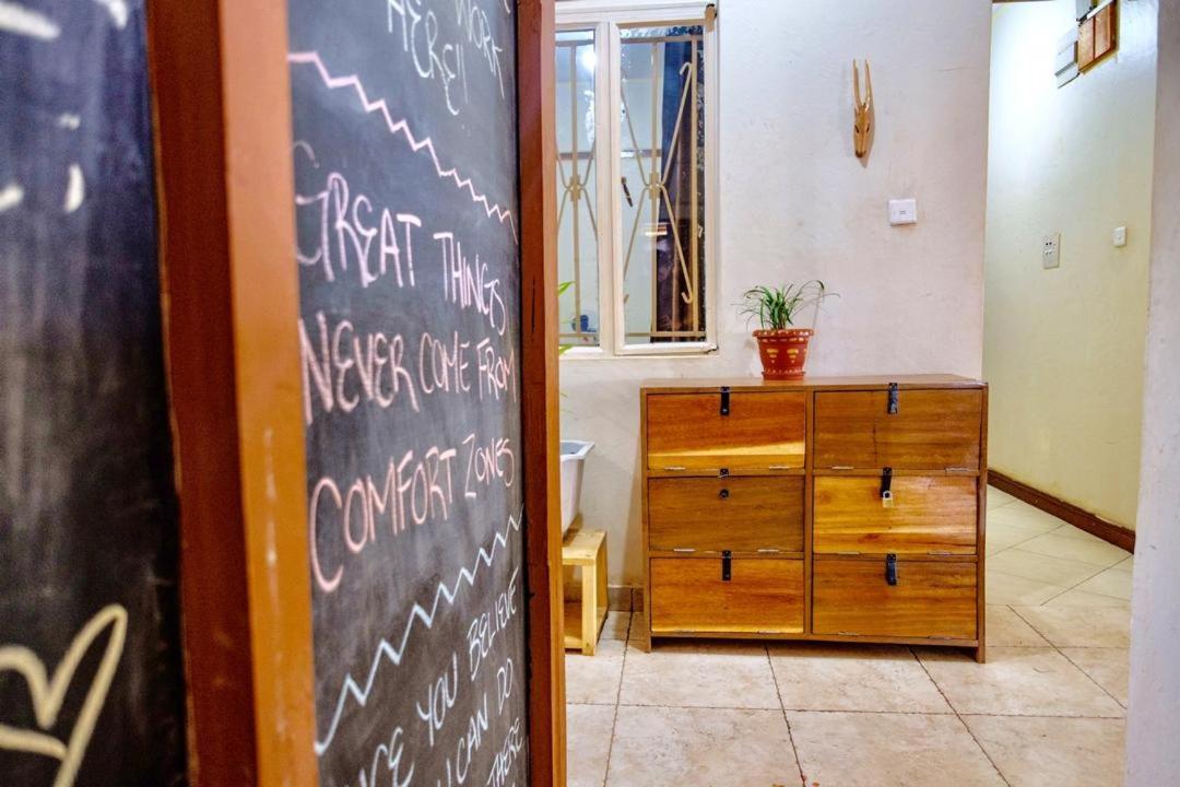 The Five Horsemen Hostel Kampala Luaran gambar