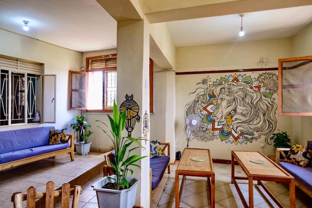 The Five Horsemen Hostel Kampala Luaran gambar