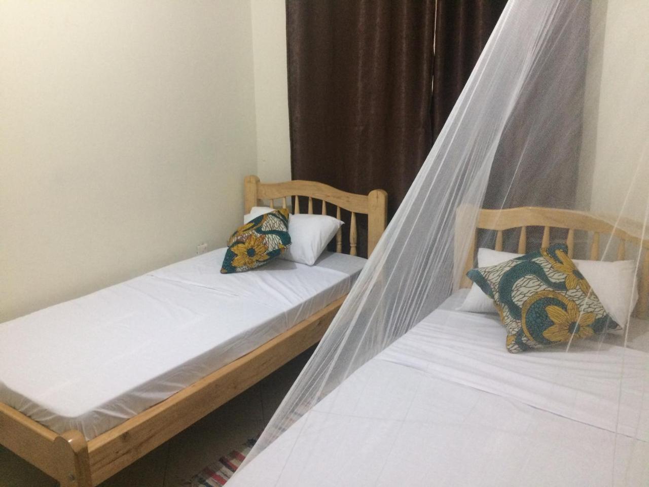 The Five Horsemen Hostel Kampala Luaran gambar