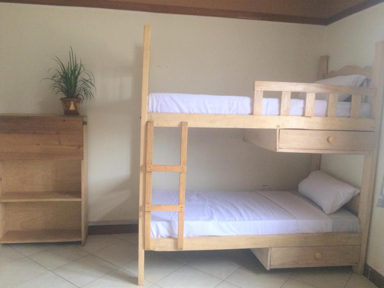 The Five Horsemen Hostel Kampala Luaran gambar